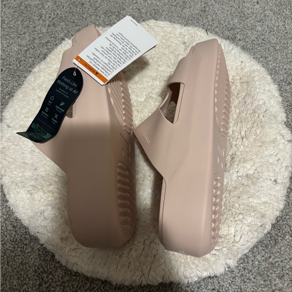 CROCS Women's Sandals - Light cream. - Picture 3 of 5